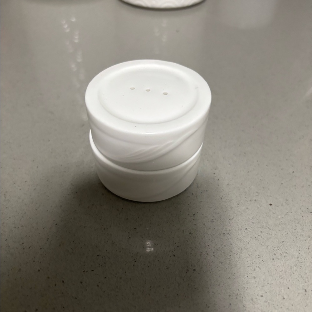 Stackable salt and pepper shakers
